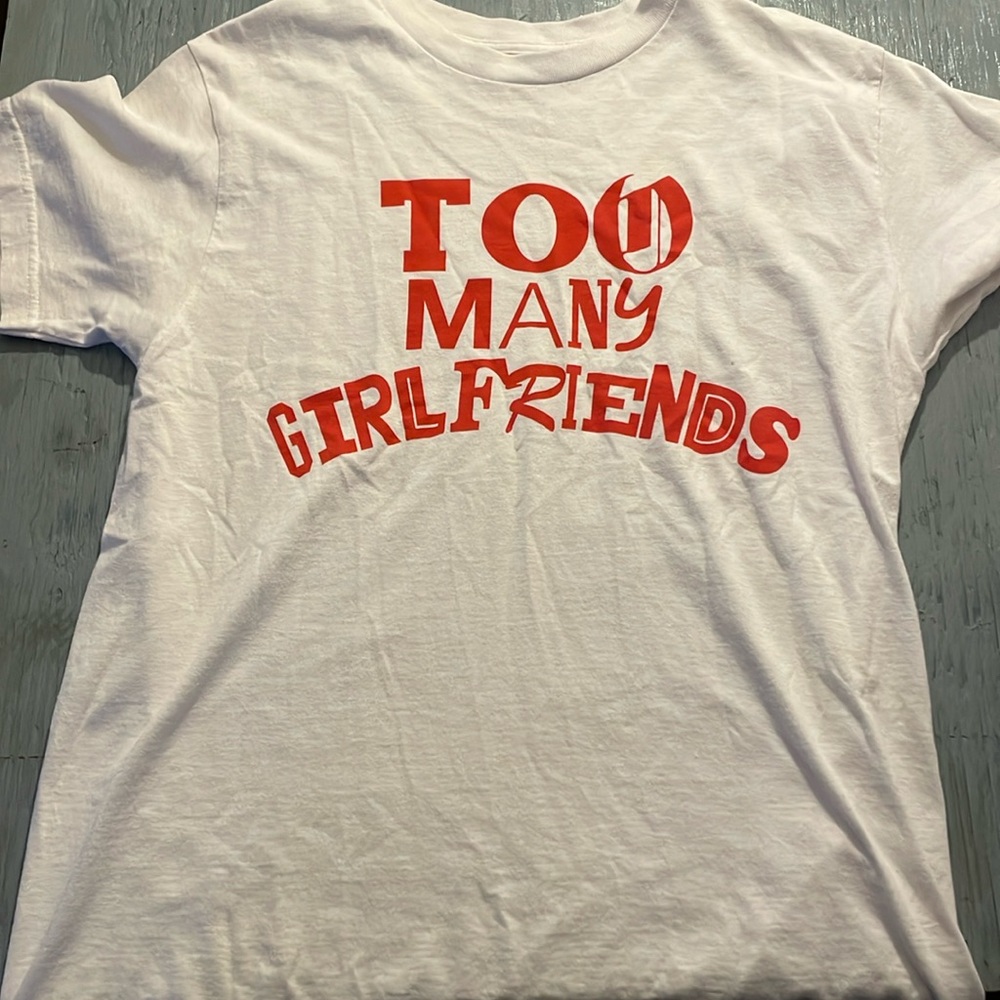 Fashion nova “too many girlfriends” graphic tee
